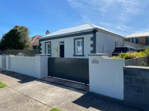 Seaside Escape- 2 bedroom Central Cottage